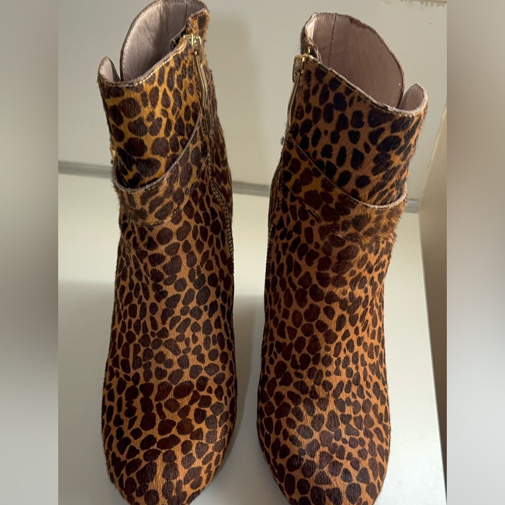 Vince Camuto LEOPARD CALF HAIR 

Booti Wedge Heel
Used in good condition 
Size 7